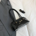 Bolso de mano minimalista de charol negro con herrajes dorados y correas desmontables - Negro