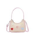 Borsa a mezzaluna intrecciata beige con cinturini rosa e toppe a cuore colorate - Rosa