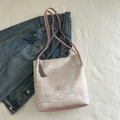 Schultertasche im neuen chinesischen Stil mit rosa Jacquard, Landschaftsmuster und Quaste - Rosa
