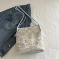 New Chinese Style Jacquard-Umhängetasche mit Landschaftsmuster und hellblauen Quasten - Blau