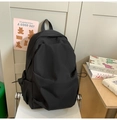 Dettaglio della tasca laterale dello zaino in nylon nero con coulisse e libri di testo - Nero