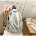 Dettaglio dello zaino minimalista grigio chiaro con tasche laterali con coulisse su sedia - Verde Grigastro