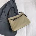 Borsa tote verde oliva con cinturino marrone scuro e fibbia dorata per ufficio e tempo libero - Verde