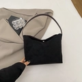 Bolso cubo minimalista de ante negro con asas finas en color marrón y cierre magnético - Negro