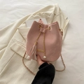 Borsa a secchiello rosa con coulisse, catena dorata e pendenti con nappe - Rosa