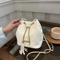 Borsa a secchiello in velluto beige con coulisse, catena dorata e ciondolo nappa con perla - Bianco