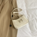 Beigefarbene Hobo-Tasche aus Falten-Kunstleder mit Silberschleife und grober Kette - Weiß