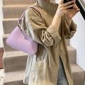 Lila Schultertasche mit V-Webmuster, goldener Metallverzierung und Knotenträger - Lila