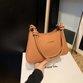 Schultertasche in Karamelbraun mit Wellenprägung und goldenen Knotenelementen - Braun