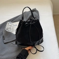 Sac à dos seau en daim noir tendance avec fermeture à cordon et lanières en cuir - Sans pendentif / Noir