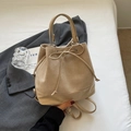 Sac à dos seau beige minimaliste avec nœud de serrage et panneaux texturés contrastés - Sans pendentif / Blanc Cassé