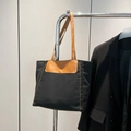 Grand sac cabas en toile noir et cuir caramel avec surpiqûres jaunes décoratives - Noir