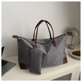 Detalle del bolso tote de nailon gris con asas de cuero marrón y pequeño bolso con cremallera - Gris