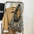 Borsa tote in peluche con stampa leopardata marrone e tracolla oversize dal design moderno - Leopardo Verde