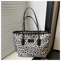 Vista dettagliata della borsa tote leopardata con toppa e manici in pelle nera - Bianco