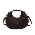 Schicke dunkelbraune gewebte Halbmond-Schultertasche mit goldener Hardware - Braun