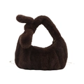 Sac à main en peluche marron foncé avec poignée torsadée et bandoulière chaîne en métal - Marron