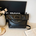 Bolso tote negro minimalista de cuero sintetico con solapa plegable y detalle trenzado - Negro