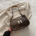 Elegante borsa sottobraccio leopardata con fiocco in metallo argento e forma a mezzaluna - Leopardo Marrone