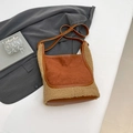 Sac cabas en daim marron et peau lainée avec bandoulière en cuir vue de dessus élégante - Marron