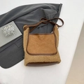 Sac fourre-tout en peau de mouton marron avec lanières en cuir sur blazer gris - Kaki
