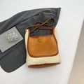 Sac fourre-tout en daim marron et peau de mouton beige avec bandoulière en cuir - Blanc