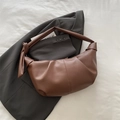 Bolso hobo de cuero suave marrón con textura plisada y correa de hombro anudada - Marrón