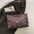 Borsa tote leopardata con tracolla a catena dorata su un blazer grigio elegante - Caffè senza ciondolo