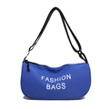 Minimalistische königsblaue Halbmond-Umhängetasche mit weißem Fashion Bags Buchstabendruck - Saphirblau