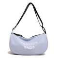 Minimalistische hellblaue halbmondförmige Umhängetasche mit weißem Fashion-Aufdruck - Hellblau