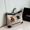 Retro-Canvas-Tragetasche mit Bären-Patch und Lederbesatz in Creme-Schwarz-Optik - Brauner Bär mit Schwarz