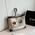 Beige Canvas-Tragetasche mit Bärenstickerei und braunem Lederbesatz für Casual-Stil - Weißer Bär mit Kaffee