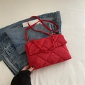 Sac à bandoulière matelassé rouge avec chaîne épaisse en acrylique et texture douce - Rouge