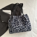 Sac cabas chic en fausse fourrure léopard gris avec poignées tissées noires - Bleu