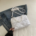 Sac bandoulière blanc matelassé avec chaîne épaisse et détails dorés sur denim - Blanc