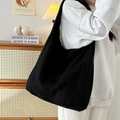 Grand sac cabas noir en polaire duveteuse pour femme avec bandoulière souple minimaliste - Noir