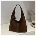 Gros plan sur le sac cabas tissé marron foncé avec des détails de texture de tissage croisé - Marron
