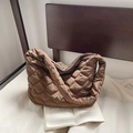 Borsa tote trapuntata marrone con cuciture a rombi e trama puffer per stile invernale - Marrone