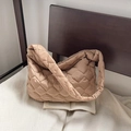 Grande borsa shopper beige trapuntata con motivo a rombi e tracolla larga - Cachi