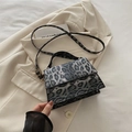 Borsa a tracolla vintage leopardata con manico in metallo e tracolla abbinata - Nero