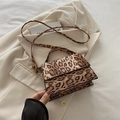 Borsa a mano vintage leopardata con fibbia dorata su un blazer beige - Marrone