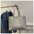Minimalistische lichtgrijze lederen tote bag met slanke schouderbanden aan metalen hanger - Grijs