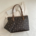 Borsa tote retrò marrone scuro con motivo geometrico e piccola pochette abbinata - Marrone