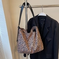 Modische Wildleder-Tragetasche mit Leopardenmuster und schwarzem Leder-Schultergurt - Braun