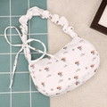 Borsa a spalla bianca a mezzaluna con fiori, manico a pieghe e dettaglio fiocco - Bianco