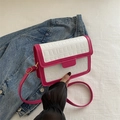 Sac bandoulière bicolore rose et blanc avec texture crocodile et boucle dorée chic - rose vif