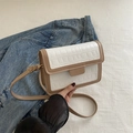Sac bandoulière bicolore blanc et beige avec texture crocodile et coutures contrastées - Khaki
