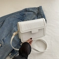 Sac à bandoulière blanc en similicuir avec motif crocodile et texture vintage - Blanc