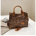Luipaardprint shopper met grote voorzakken en stijlvolle bruine lederen handvaten - Bruin