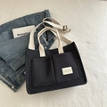 Grande borsa tote minimalista in denim nero con due tasche anteriori e tracolla - Nero